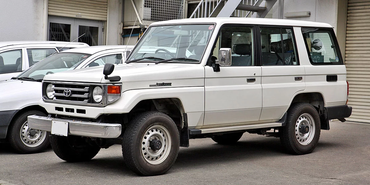 1200px-Toyota_Land_Cruiser_70_003.JPG.webp