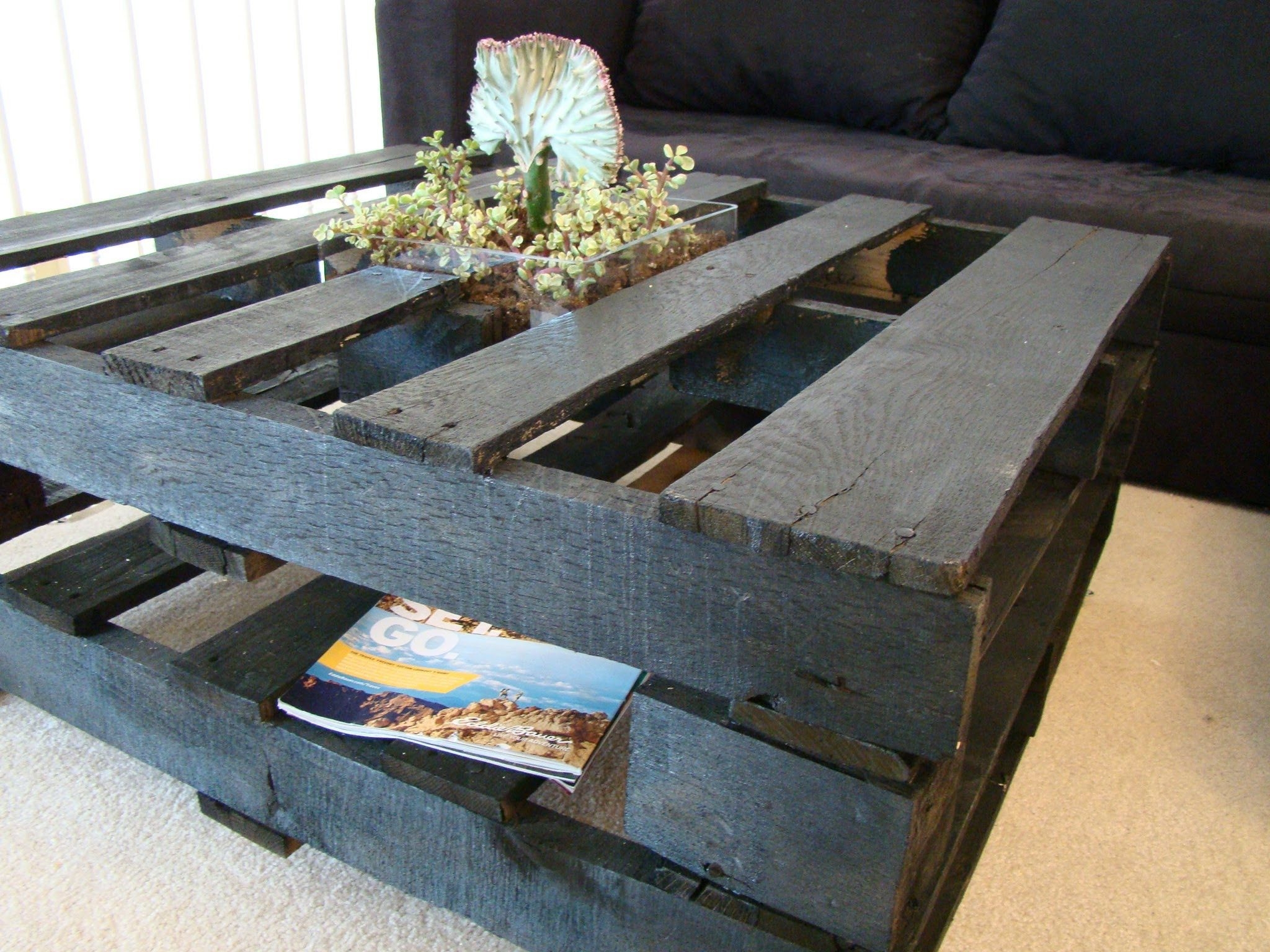 18-diy-pallet-coffee-tables-guide-patterns.jpg