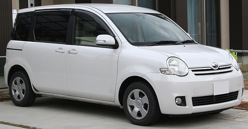 2006_Toyota_Sienta_(cropped).jpg