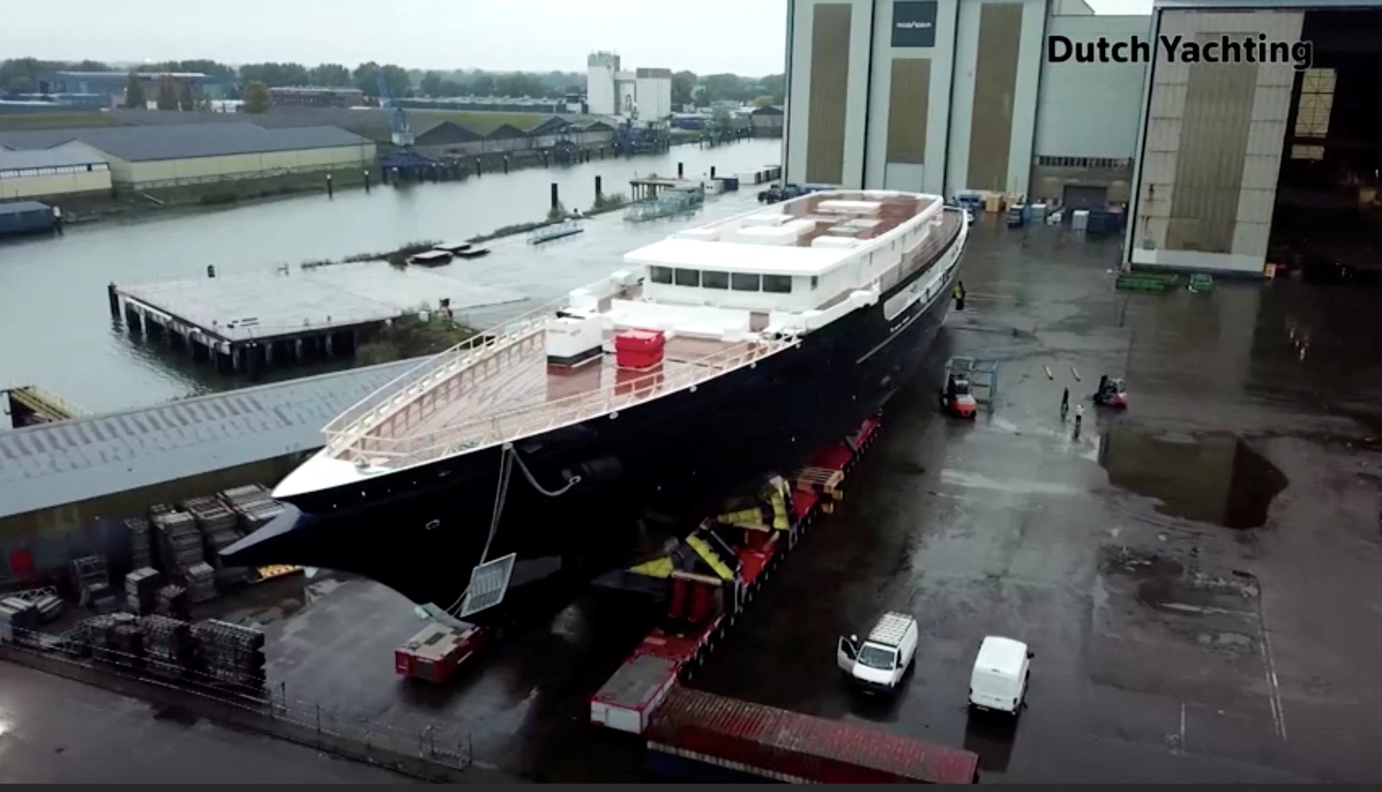 2022-02-04T130159Z_1334326233_RC20DS9S5XQN_RTRMADP_3_NETHERLANDS-YACHT-BEZOS.jpg