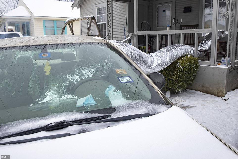 39427218-9271967-Dallas_Texas_Leonel_Solis_and_Estefani_Garcia_use_their_car_to_h-a-21_1613622...jpg