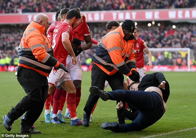 53848283-10482713-Sunday_s_cup_tie_was_the_first_game_between_Nottingham_Forest_an-a-10_164417...jpg