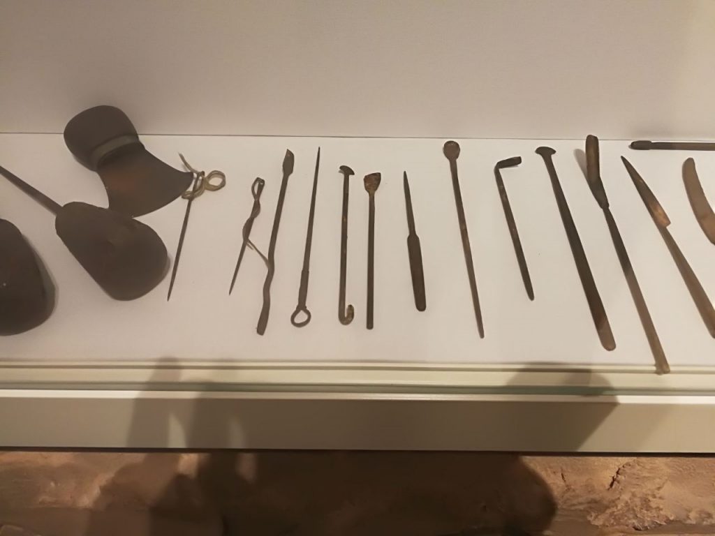 Ancient_Egyptian_medical__surgical_tools_replicas_-_Child_museum_in_Cairo7-1024x768.jpg