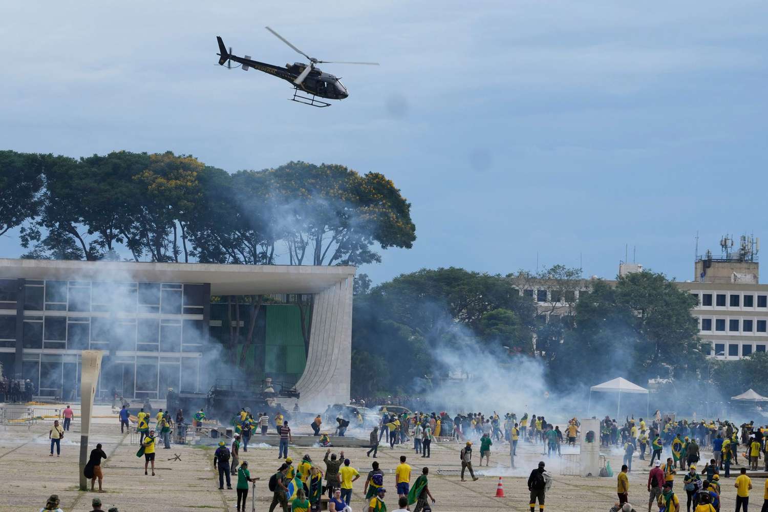 brazil-protests-010823-01-2000-93265240b6454e72a8409271883ca40a.jpg