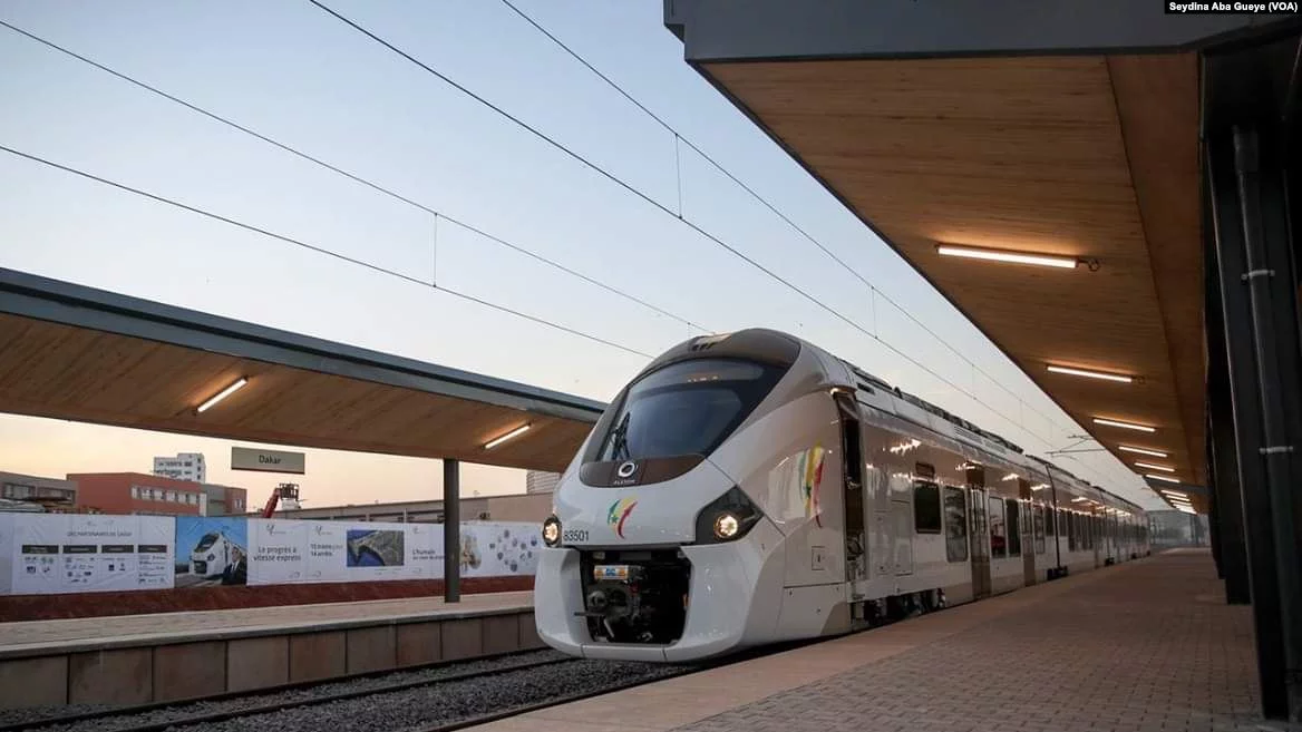 Le_TER_à_la_gare_de_Dakar,_le_15_janvier_2019.webp