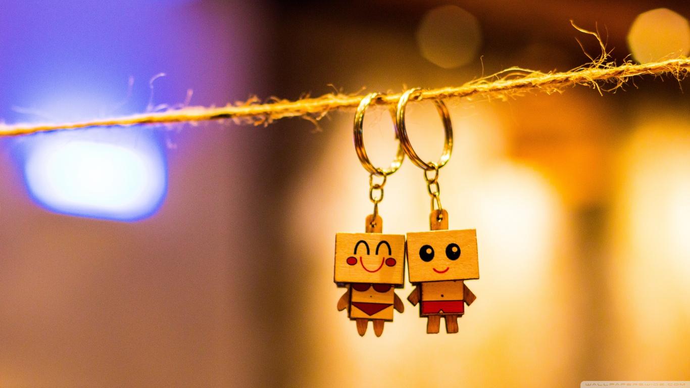 box_man_couple_key_chain-wallpaper-1366x768.jpg