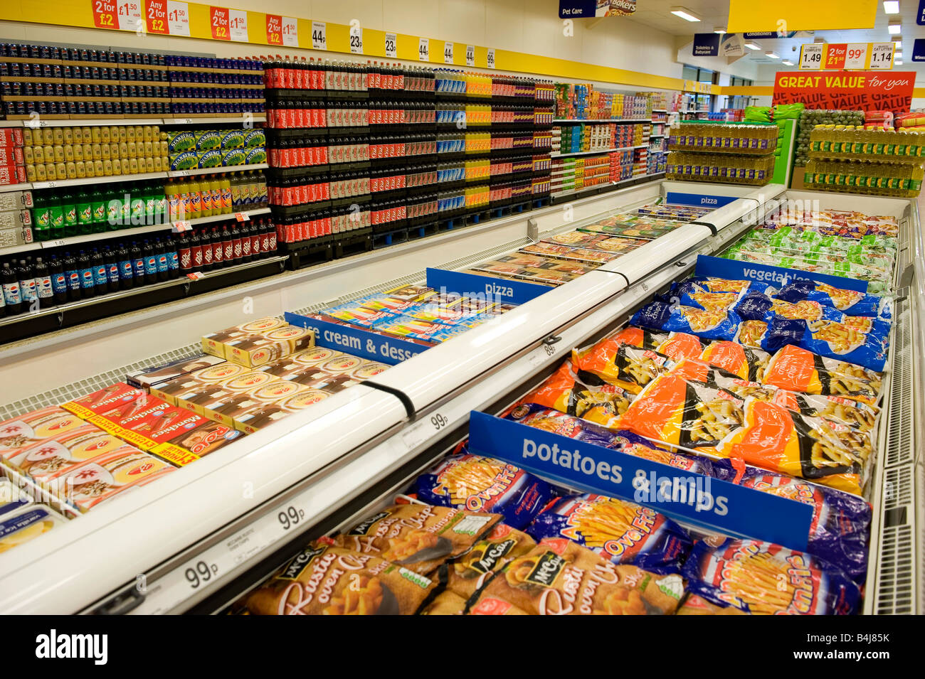 frozen-food-at-a-budget-supermarket-in-the-uk-B4J85K.jpg